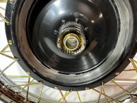 Rad, Felge für M72, CJ Radelli chrom, Nabe schwarz.